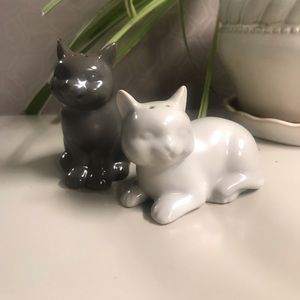 NWOT Cat Salt and Pepper Shakers🐱